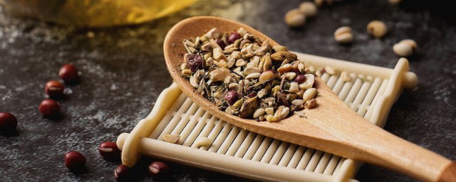 月经期喝红豆薏米芡实茶有影响吗（经期能喝红豆薏仁芡实茶）